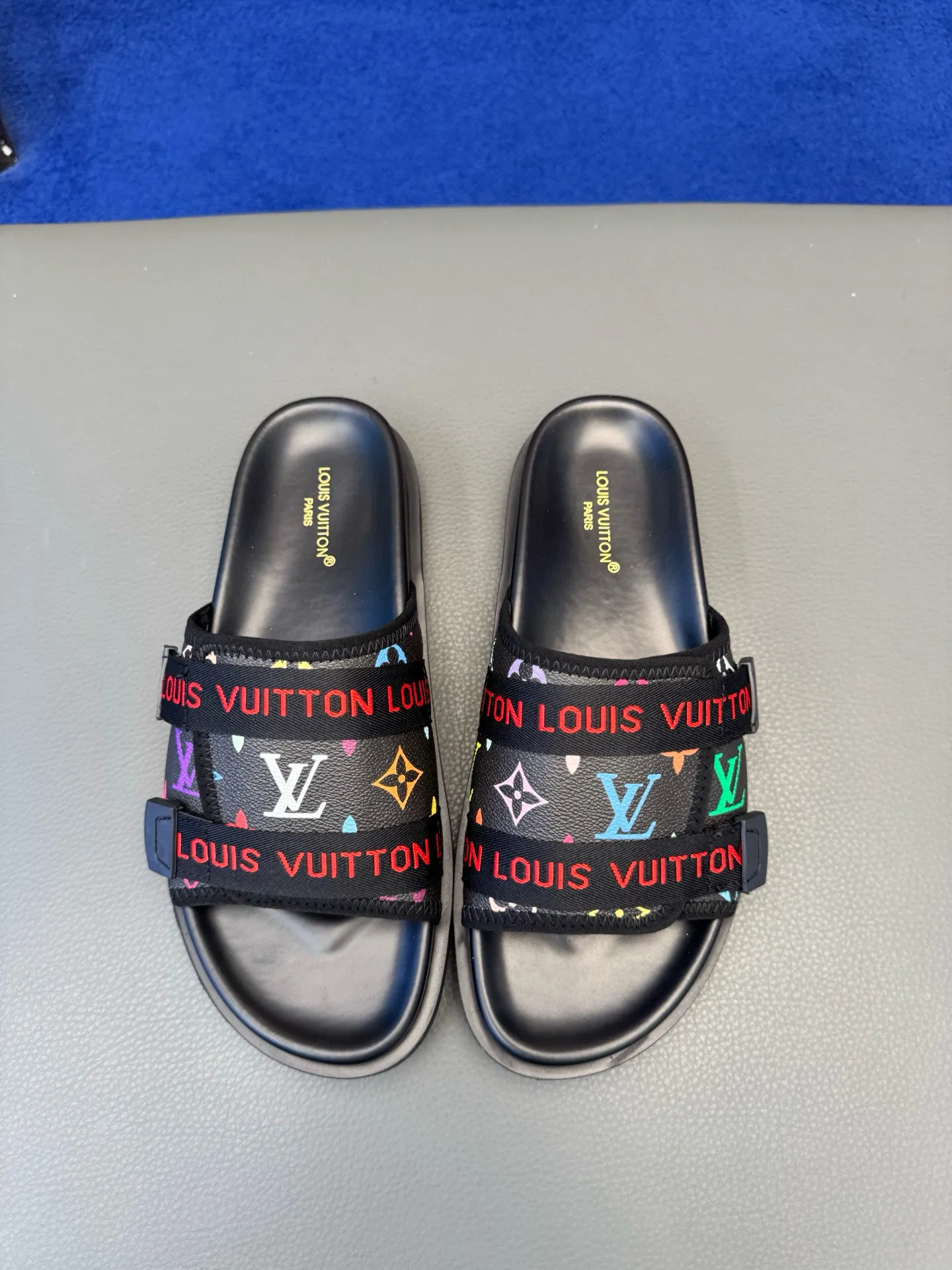 [L Home] P: 340💰Size: 38-45 Top purchasing lv men's summer slippers, classic presbyopia with soft real leather lining, unique color splicing effect, distinctive personality, fashionable and trendy essential style, light and comfortable. Lightweight and tough rubber insole, micro ridged foam outsole, super comfortable!